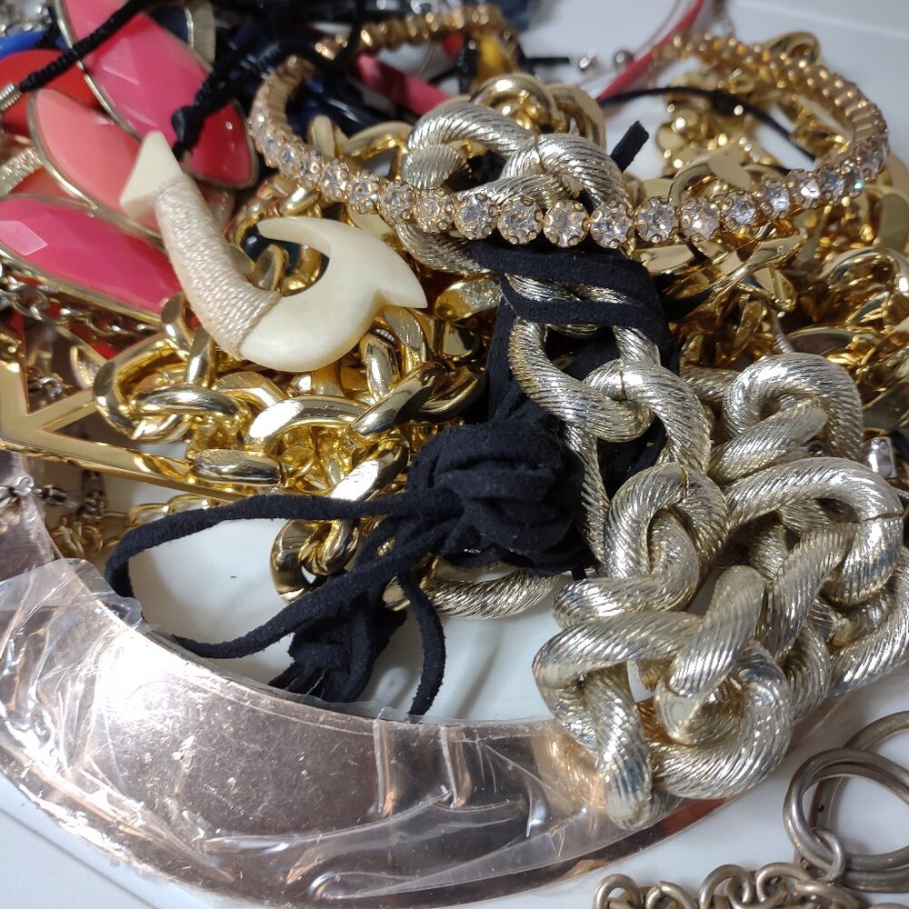 Lot Of Over 40 Necklaces NL25